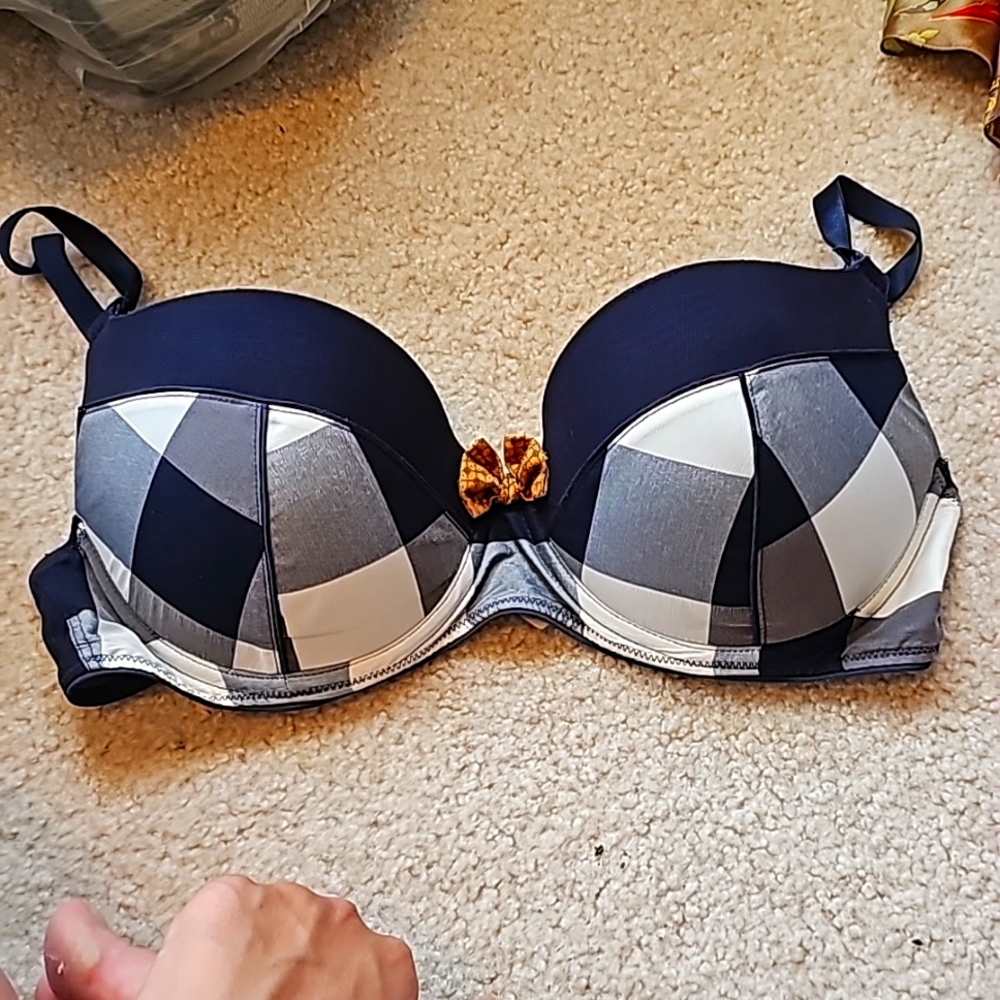 Selling a Bra size 34 D